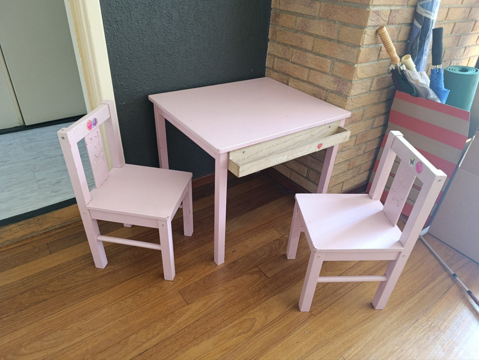 Roze kinder speeltafel met twee stoeltjes, Kinderen en Baby's, Kinderkamer | Tafels en Stoelen, Ophalen, Gebruikt, Tafel(s) en Stoel(en)