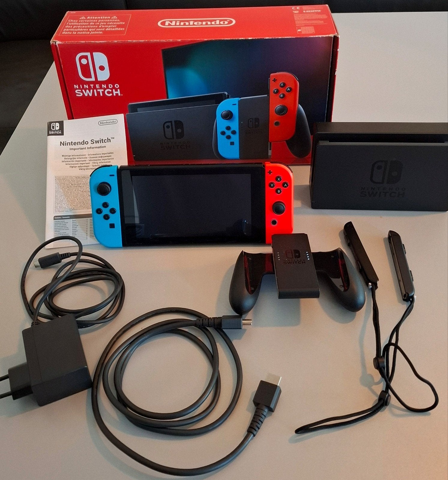 Zeer nette Switch V2 2019 met doos en alle accessoires game, Switch 2019 Upgrade, Met games, Met 2 controllers, Ophalen of Verzenden
