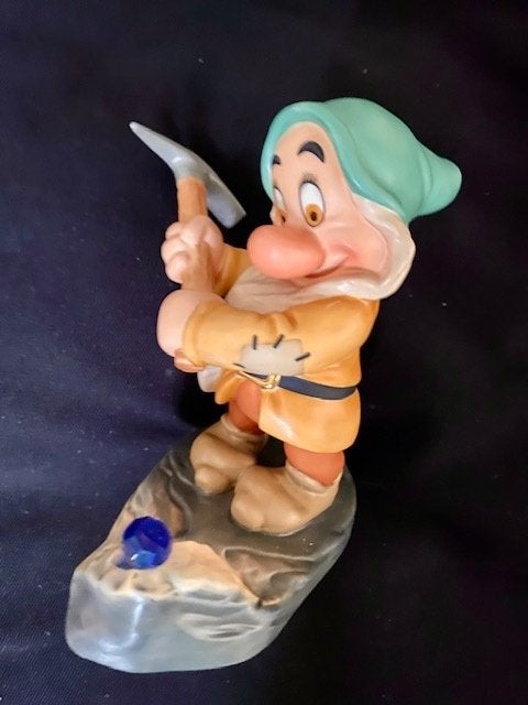 WDCC Sneeuwwitje Bashful  "It Aint't No Trick", Verzamelen, Ophalen of Verzenden, Sneeuwwitje of Doornroosje, Zo goed als nieuw