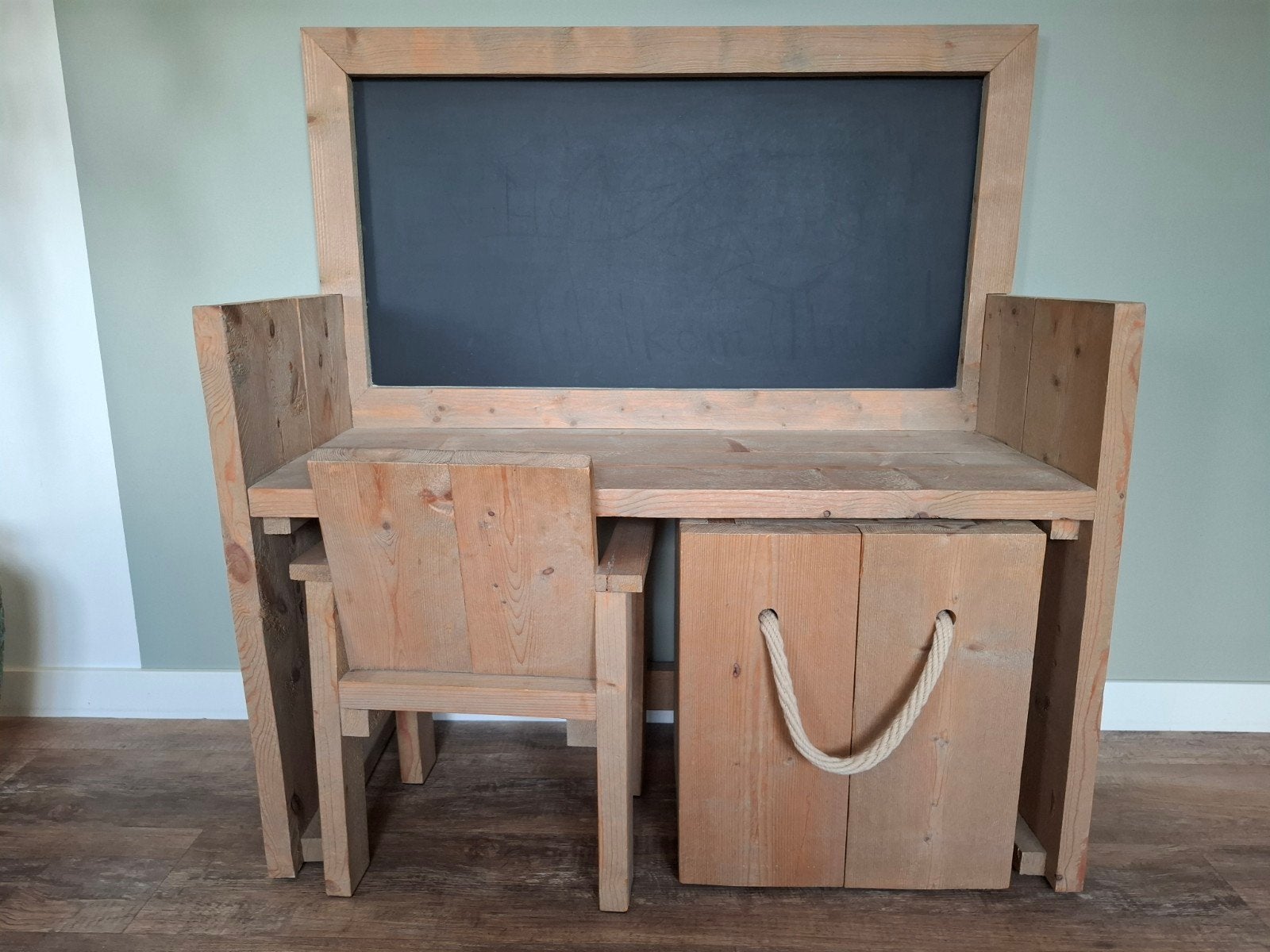 Steigerhouten speeltafel greywash met stoel en speelgoedkist, Ophalen, Zo goed als nieuw