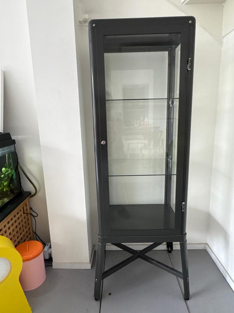 IKEA FABRIKOR Vitrinekast - Donkergrijs met glazen planken, Huis en Inrichting, Kasten | Vitrinekasten, Zo goed als nieuw, 150 tot 200 cm