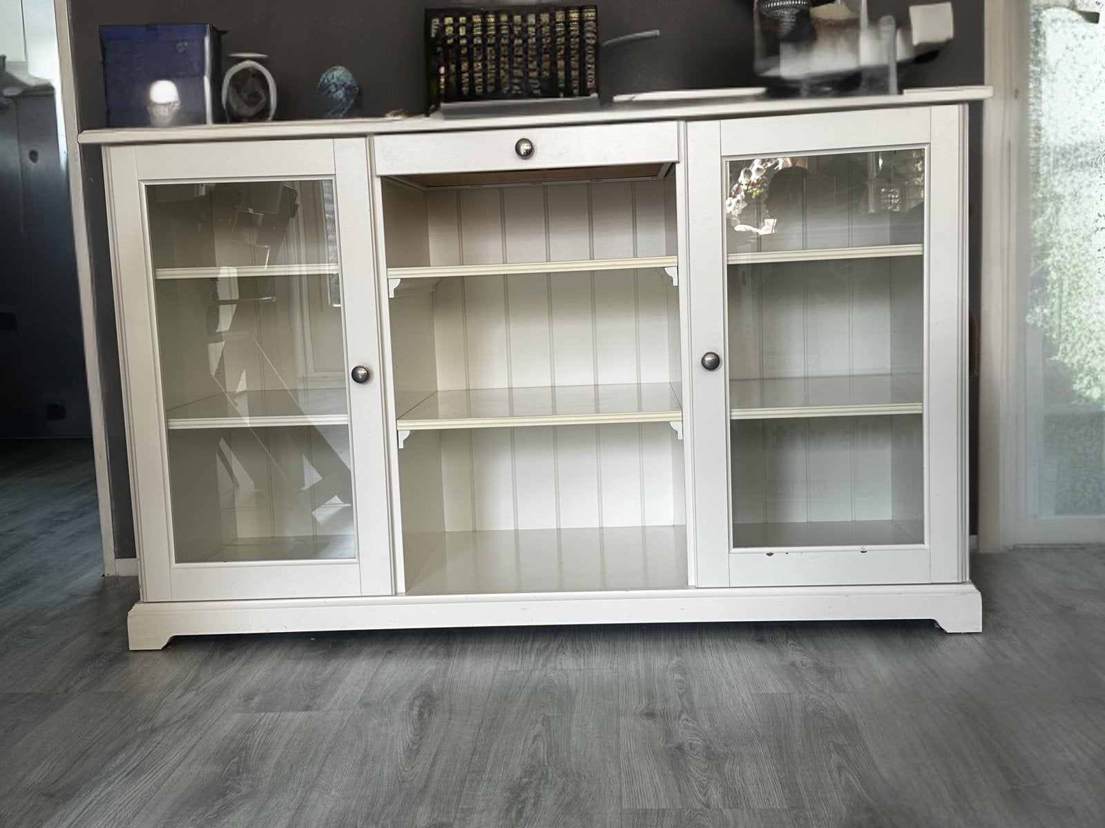 Gratis twee Ikea kasten vitrine en buffetkast, Huis en Inrichting, Kasten | Vitrinekasten, Ophalen, 50 tot 100 cm, Zo goed als nieuw