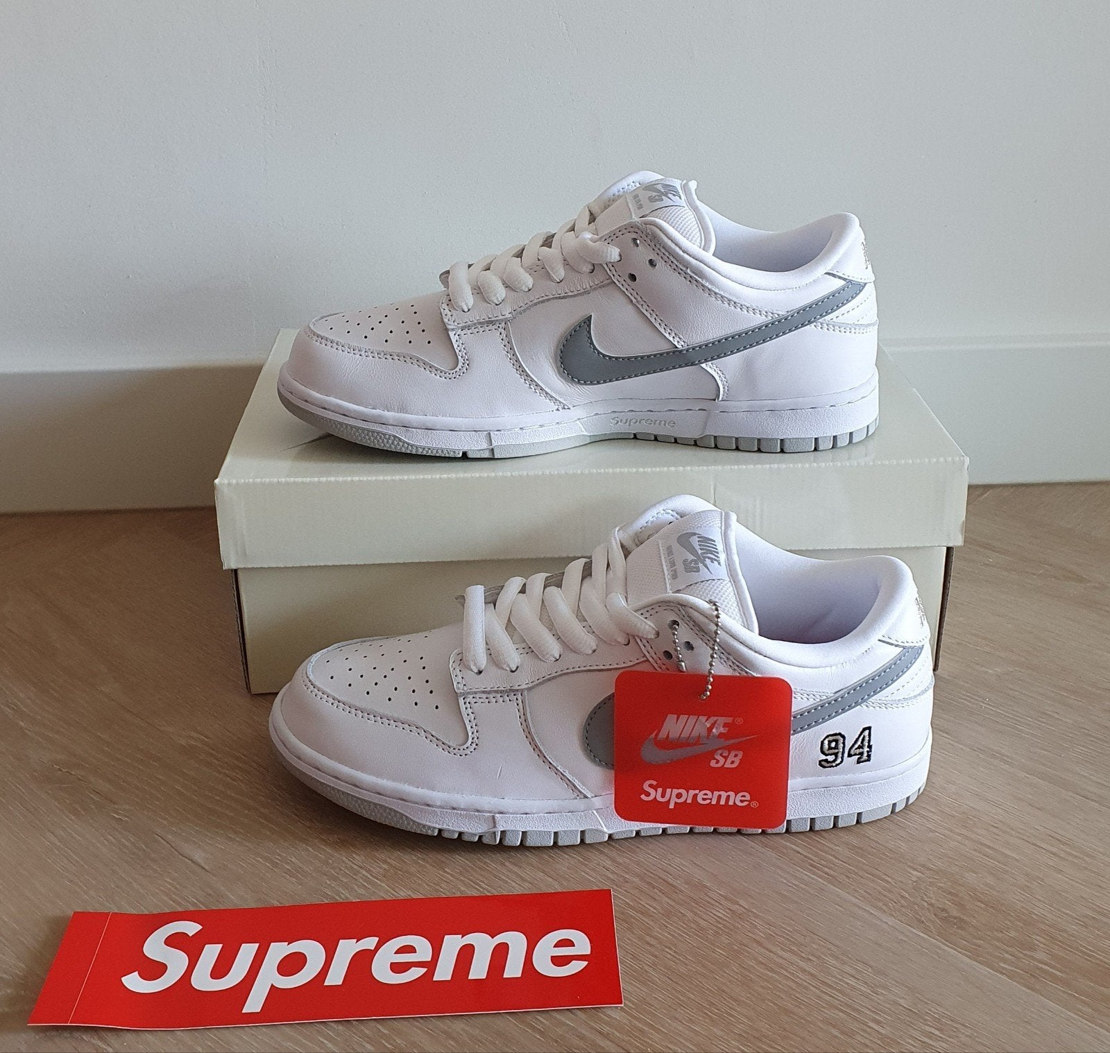 Nike SB Dunk Low Supreme EU 40.5, Verzenden, Wit, Nike, Nieuw