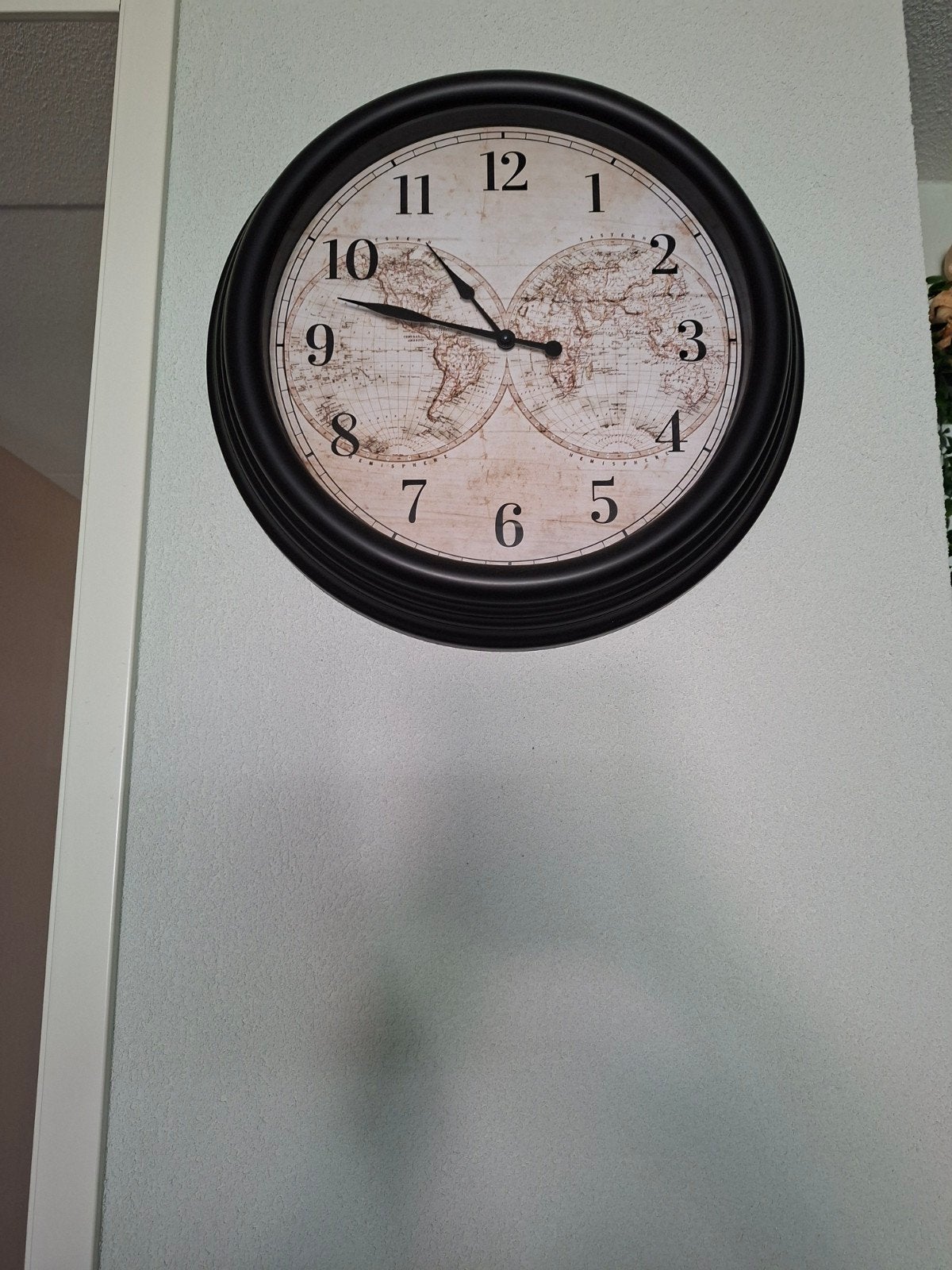 Wandklok met wereldkaart design, diameter 35cm, Huis en Inrichting, Ophalen, Analoog, Werkt op batterijen, Wandklok