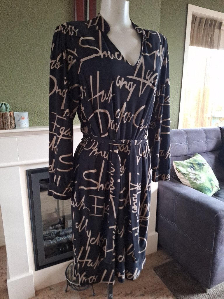 Batida jurk zwart met beige letters mt 5 XXL 44, Verzenden, Zwart, Maat 46/48 (XL) of groter, Knielengte