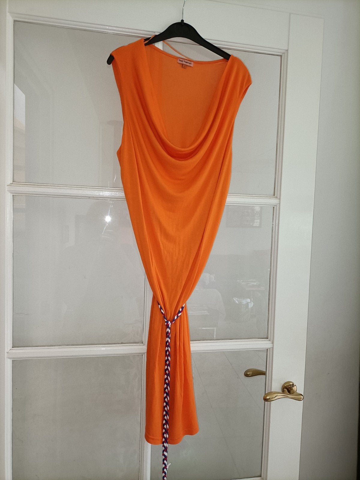 Dé unieke Bavaria oranje jurk +.beesies boa / handpop, Kleding | Dames, Ophalen of Verzenden, Zo goed als nieuw, Oranje, Onder de knie