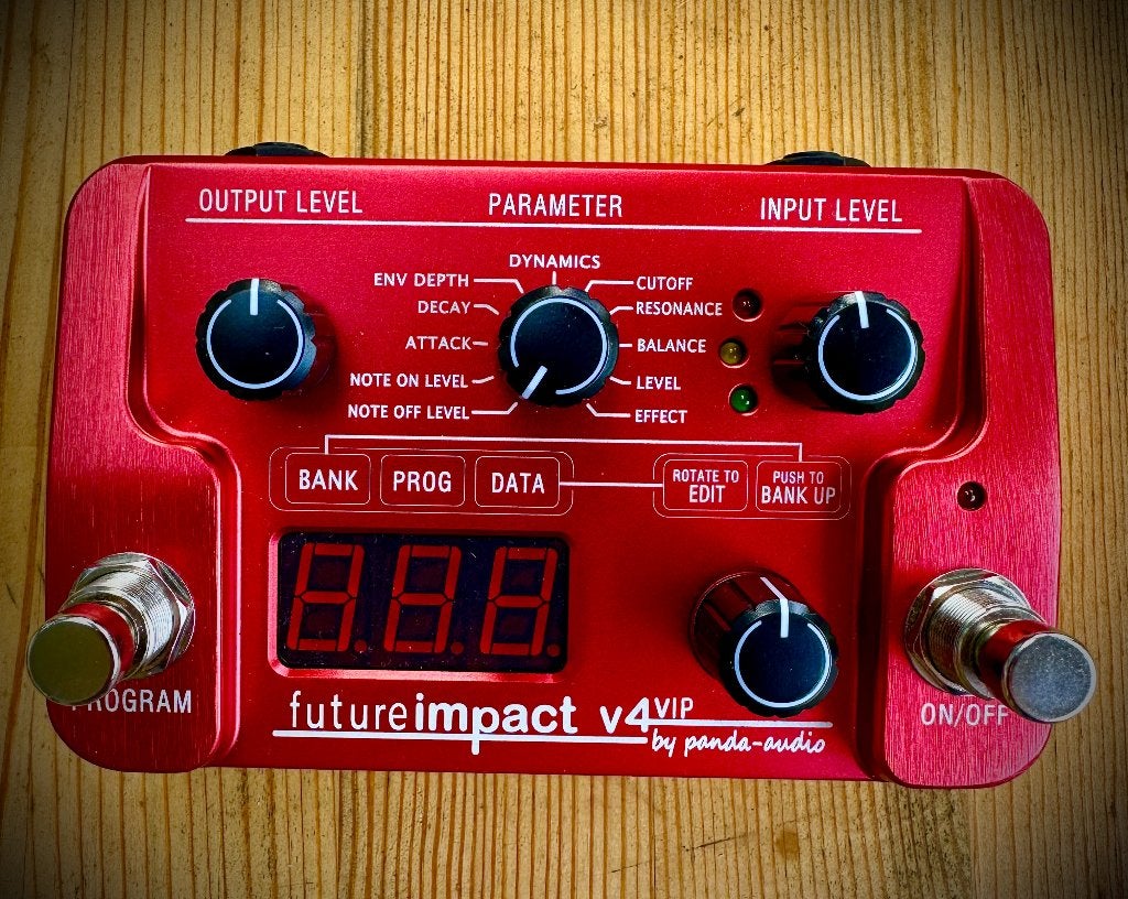 FUTURE IMPACT V4 VIP BASS SYNTHESIZER Incl mioXC MIDI KABEL, Ophalen of Verzenden, Zo goed als nieuw, Delay of Echo