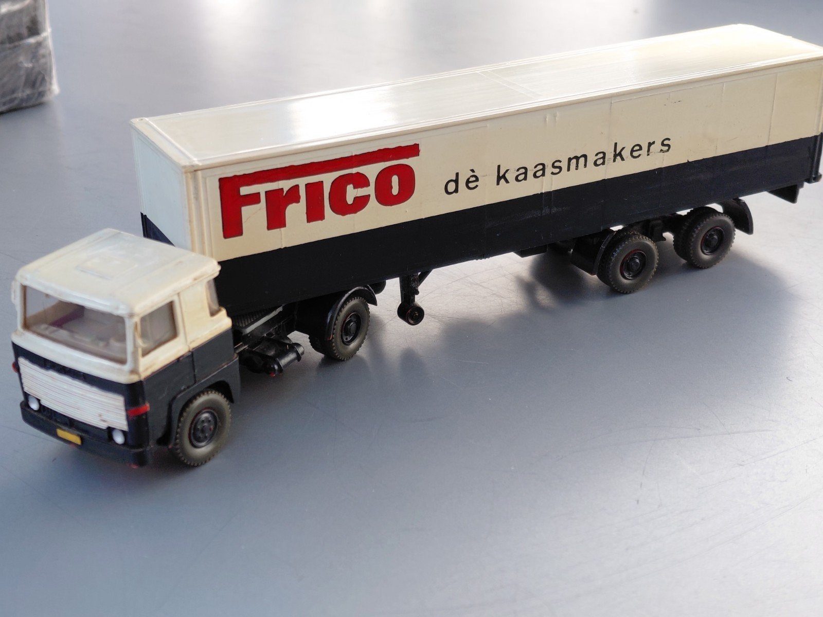 Wiking Scania 111 oplegger Frico Kaas modelauto vrachtauto, Ophalen of Verzenden, Gebruikt, Bus of Vrachtwagen, Wiking