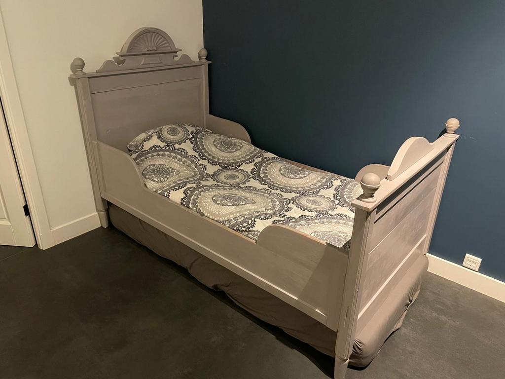 Vintage bed van Saartje Prum. Mag voor klein prijsje weg!, Ophalen, Gebruikt, Eenpersoons, Overige maten
