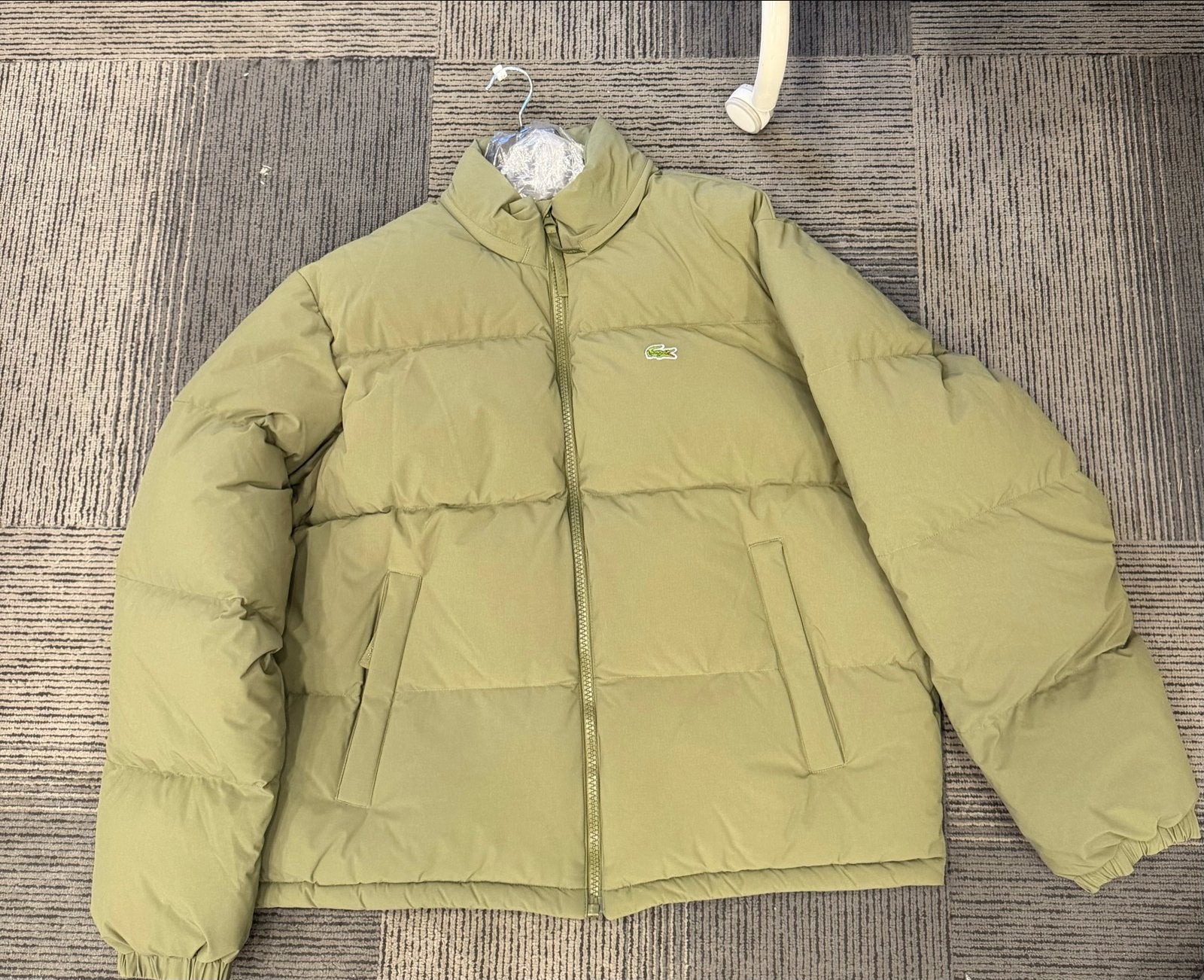 Lacoste Donsjas – Saliegroene kleur – Maat L, Ophalen of Verzenden, Nieuw, Maat 52/54 (L), Groen