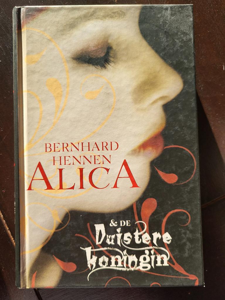 Young adult boek "Alicia en de duistere koningin", Ophalen of Verzenden, Gelezen, Bernhard Hennen, Fictie