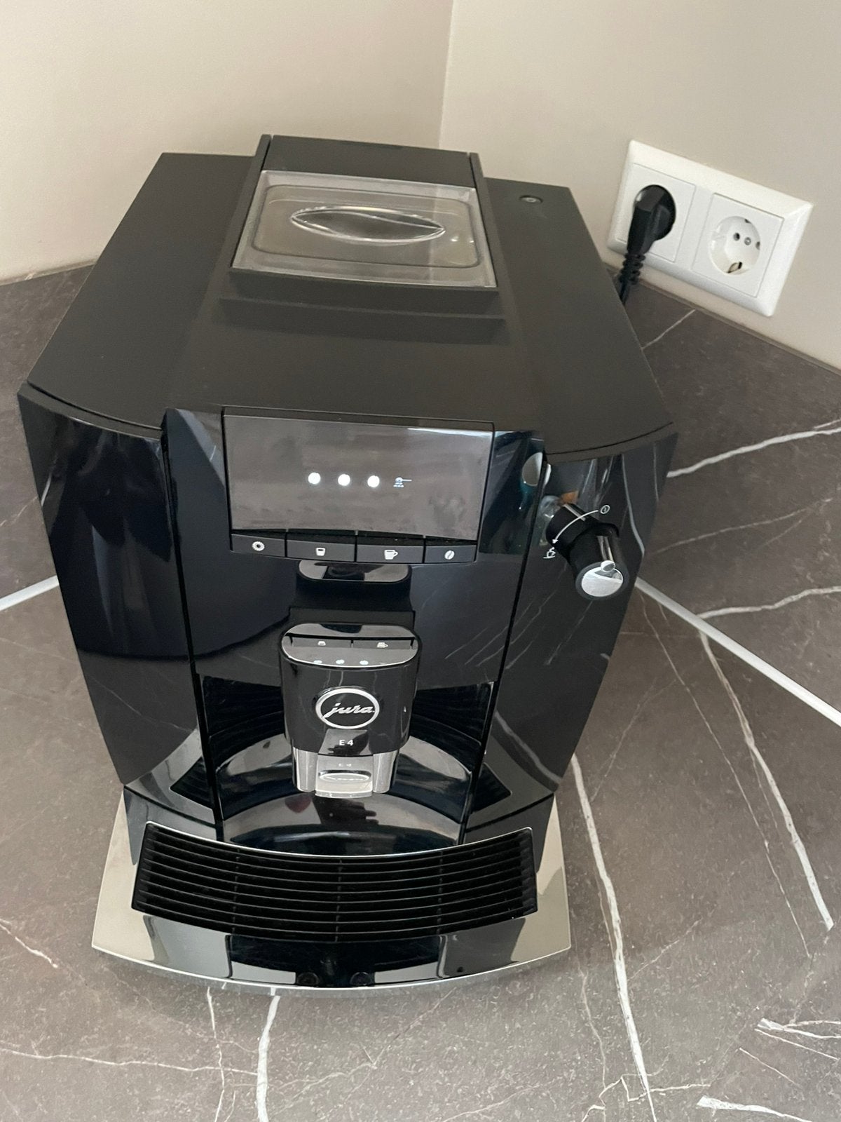 Jura E4 Piano Black 4 maanden oud met maar 560 bereidingen