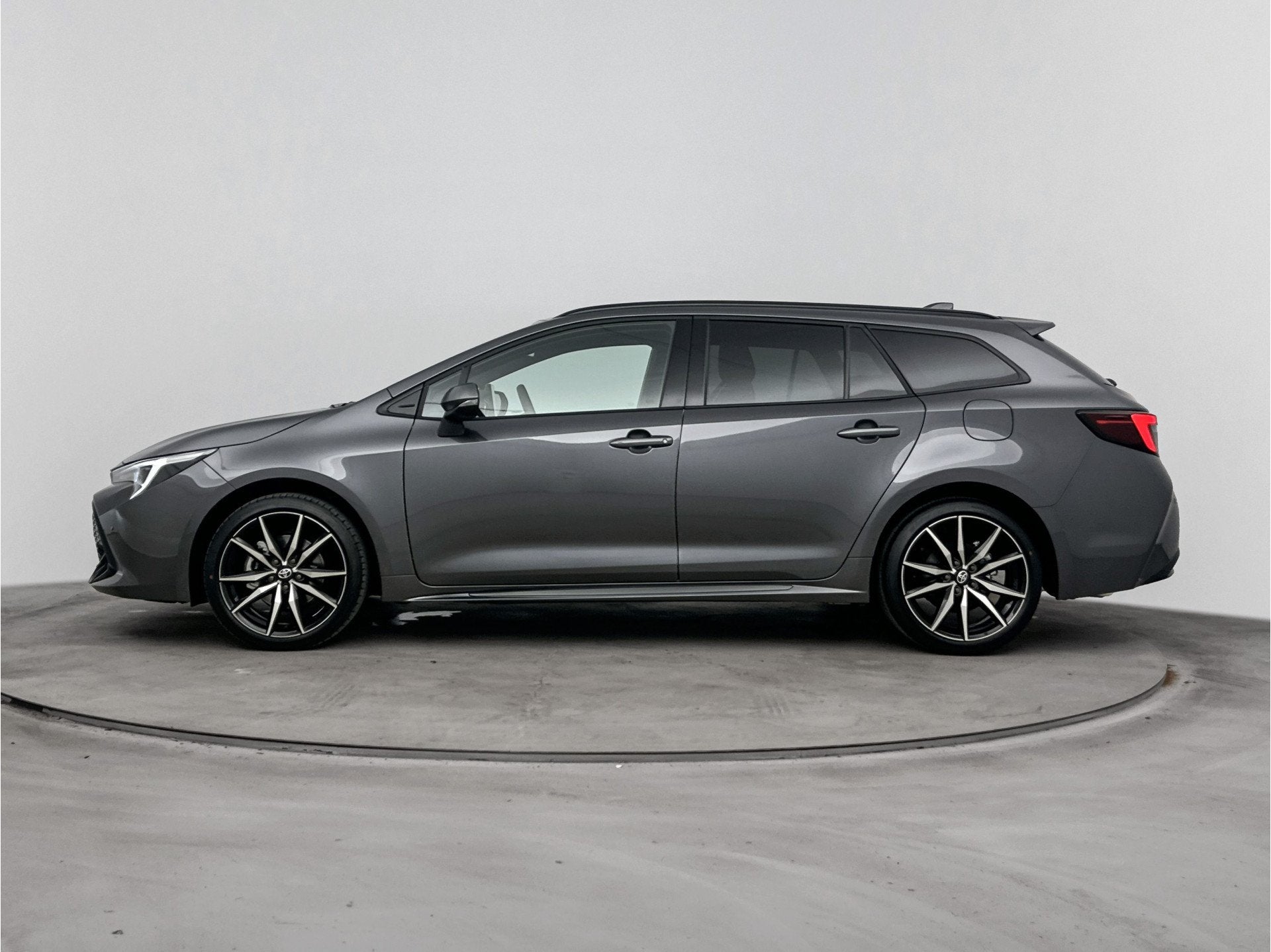 Toyota Corolla Touring Sports Hybrid 180 GR Sport (bj 2026), Auto's, Toyota, 12 maanden, Zwart, 4 cilinders, 179 pk