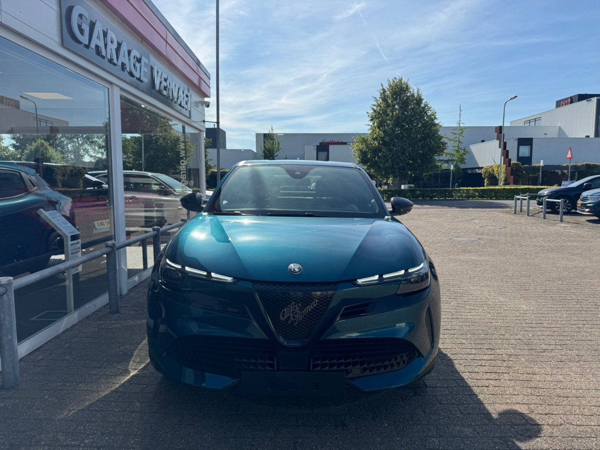 Alfa Romeo Junior Elettrica 54 kWh, Auto's, 413 km, Stof, Gebruikt, Zwart
