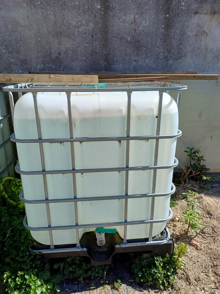 IBC met kunststof pallet. Bij 2 stuks €45 per stuk., 150 liter of meer, Ophalen, Zo goed als nieuw, Kunststof