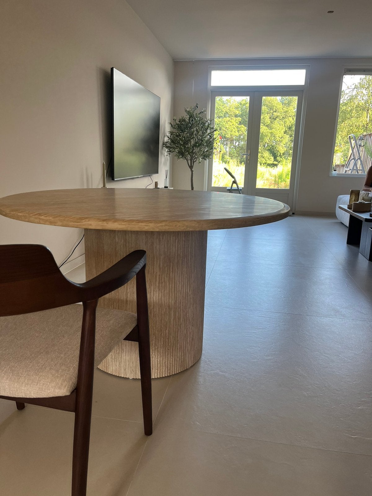Eettafel Mori Ø130 cm - Japandi - Travertin, Huis en Inrichting, Tafels | Eettafels, Zo goed als nieuw, 100 tot 150 cm, Vier personen