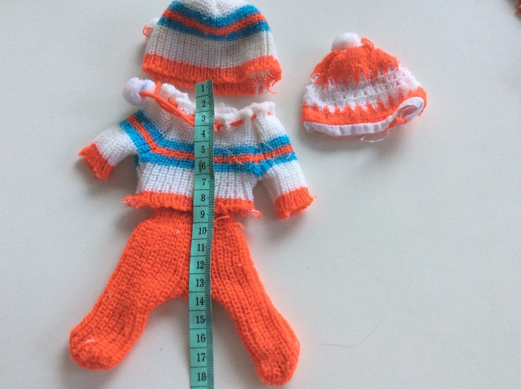 Poppenkleding 11-13 cm: Majo, trui en 2 mutsjes, Verzamelen, Poppen, Ophalen of Verzenden, Gebruikt, Kleertjes