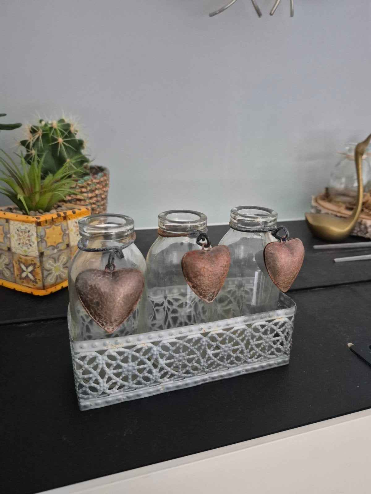 Decoratieve flesjes met hartjes in metalen rekje, Huis en Inrichting, Gebruikt, Ophalen of Verzenden, Landelijk, Glas