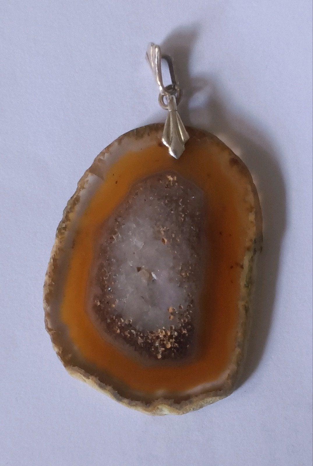Agaat geode hanger met zilveren oogje, Overige voorstellingen, Verzenden, Zo goed als nieuw, Steen of Mineraal