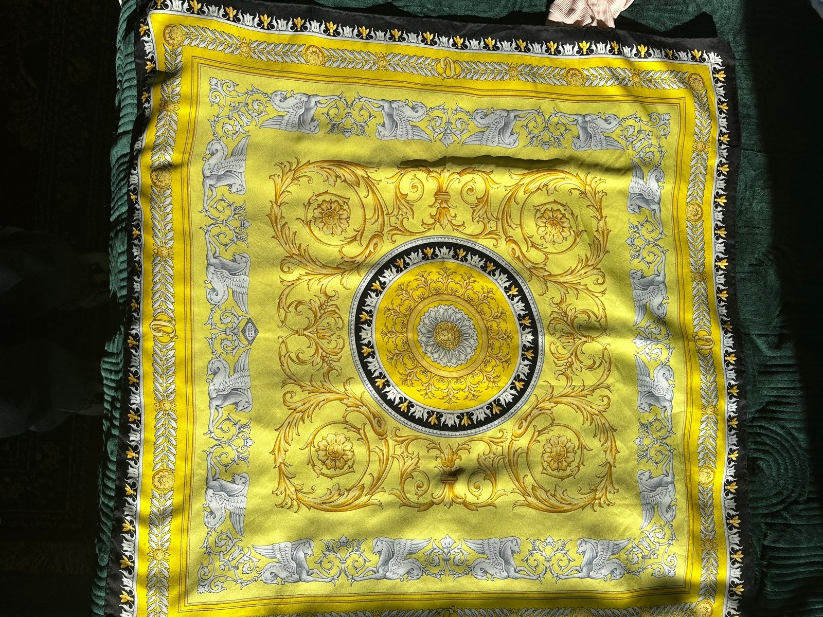 Versace Couture Zijden Sjaal met Barokprint, Ophalen of Verzenden, Zo goed als nieuw, Sjaal