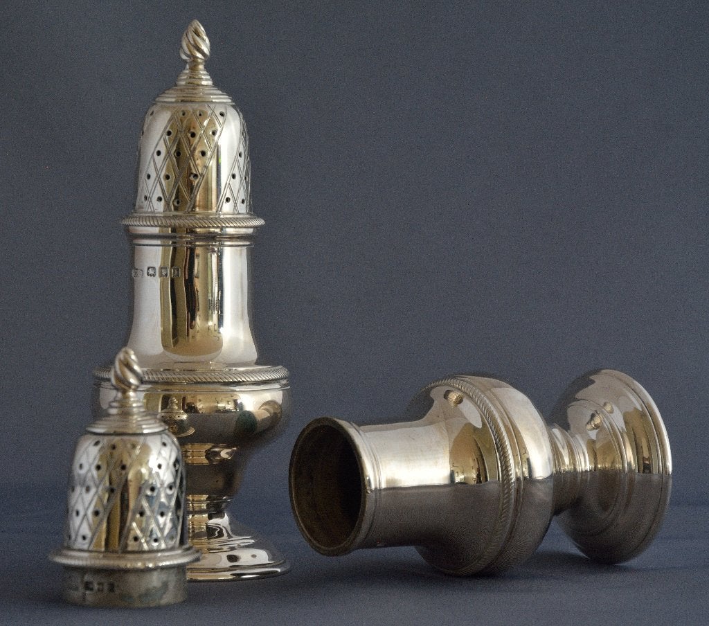 2 Engelse zilveren strooiers, Ophalen of Verzenden, Zilver