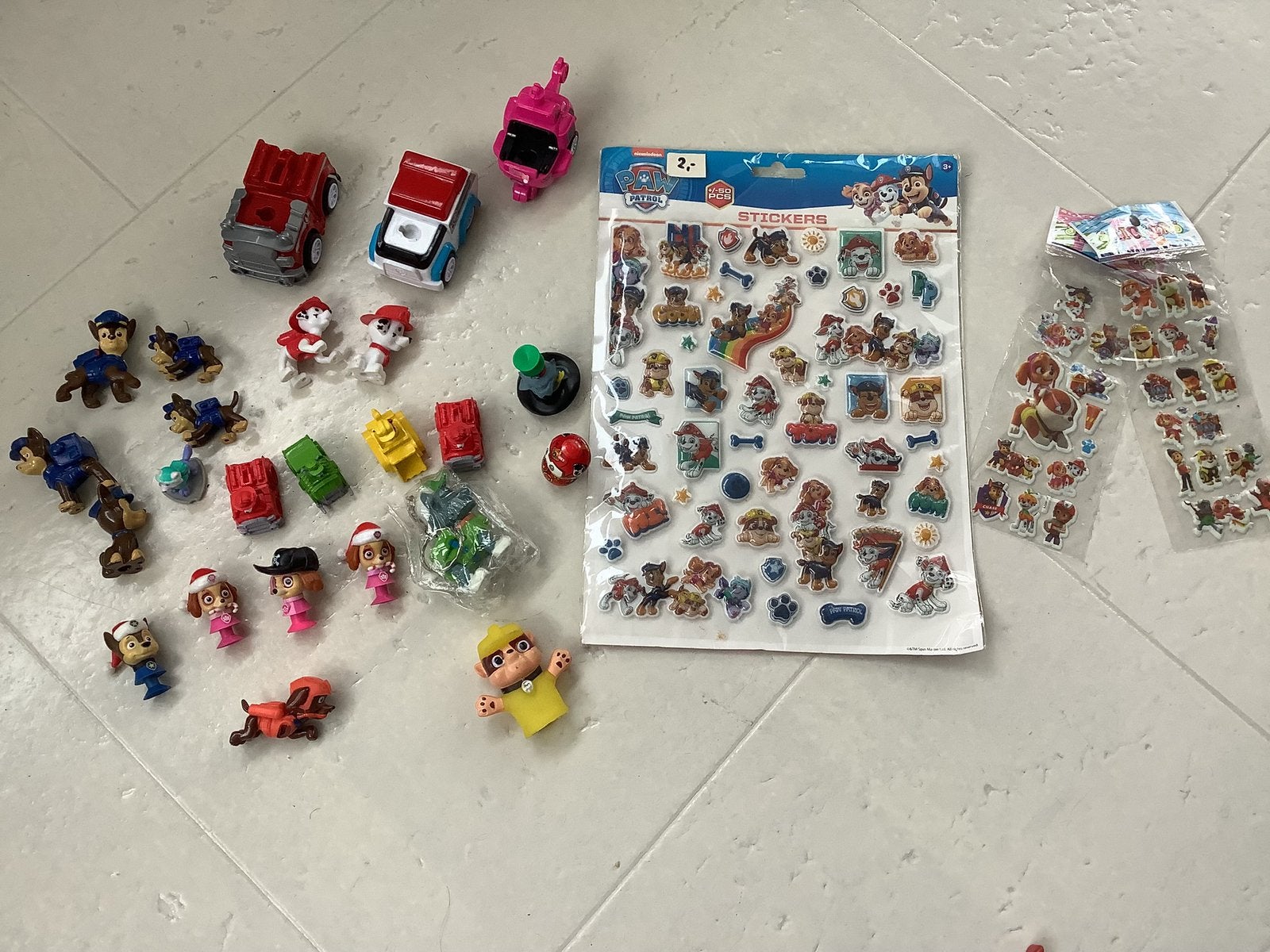 Veel paw patrol poppetjes figuren stickers sleutelhanger etc, Ophalen of Verzenden