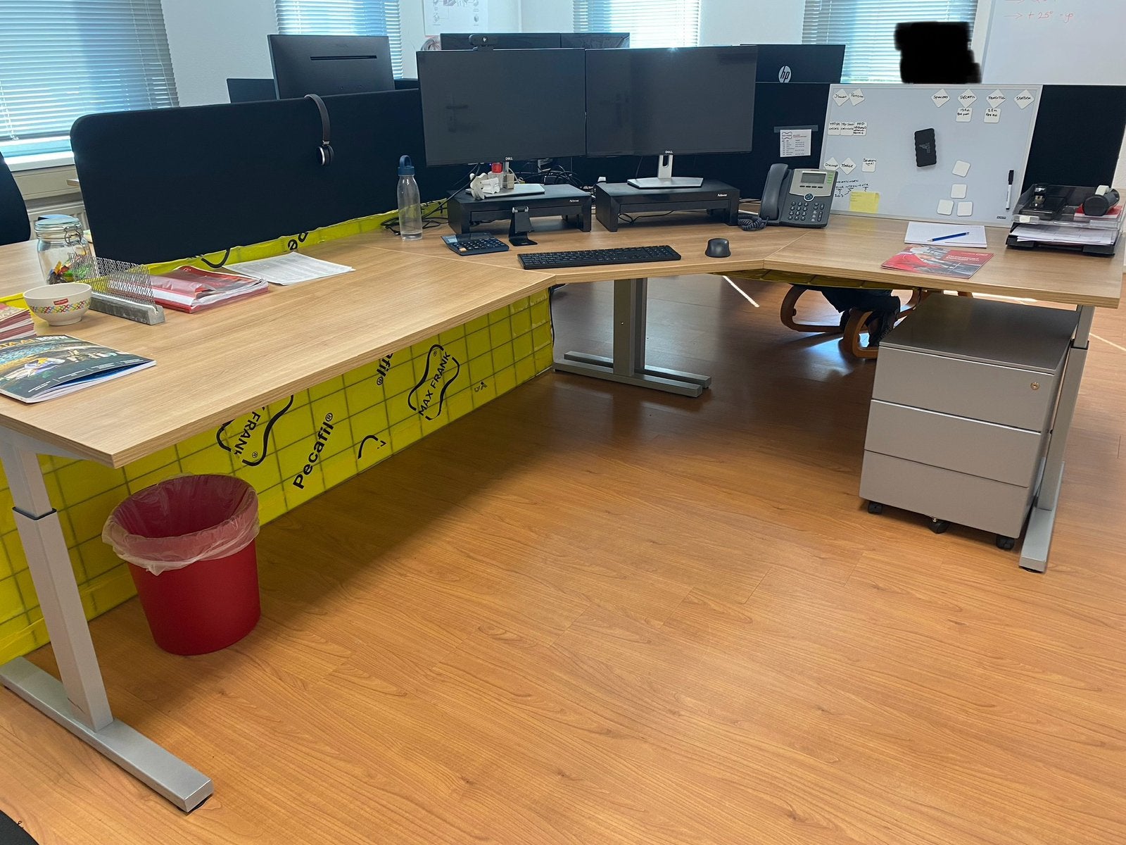 Hoekbureau evt met scheidingswand, Huis en Inrichting, Bureaus, Zo goed als nieuw, Hoekbureau, Bruin, Ophalen
