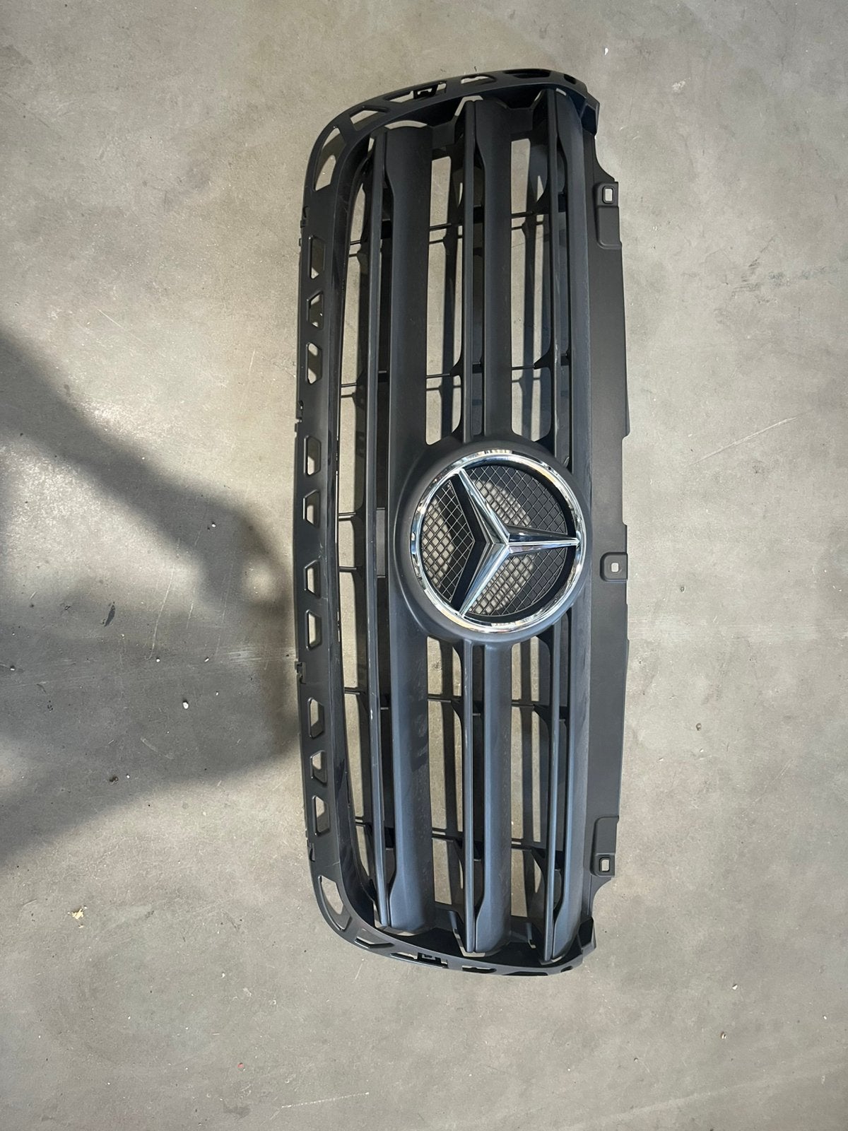 Mercedes Sprinter grill (2024) – zo goed als nieuw, Auto-onderdelen, Carrosserie en Plaatwerk, Ophalen, Nieuw, Voor, Bumper