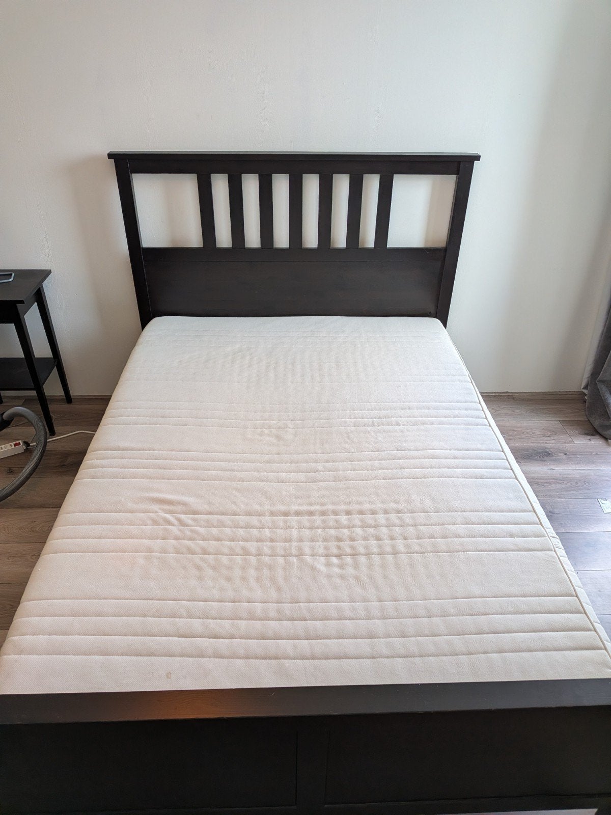 Ikea Hemnes bed, 140x200, incl. lattenbodem en matras, Ophalen, Gebruikt, Zwart, Tweepersoons