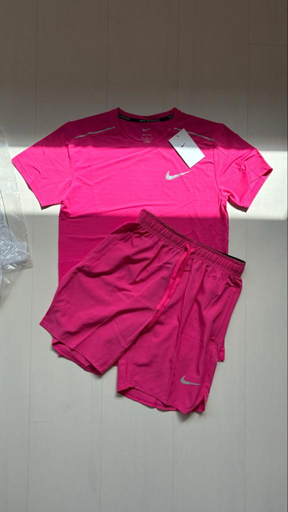 Nike Running Set - Nieuw met tags - Maat M, Kleding | Heren, Sportkleding, Maat 48/50 (M), Nieuw, Ophalen of Verzenden, Roze