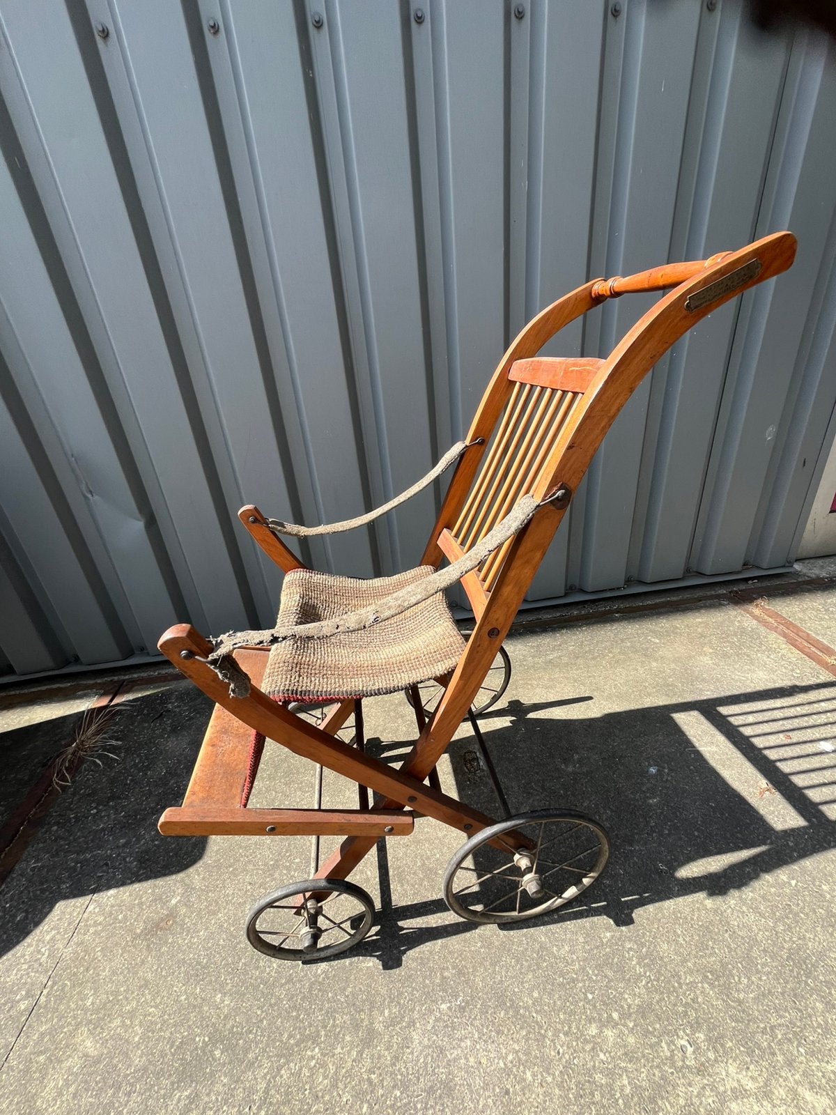 Antieke kinderwagen, Ophalen