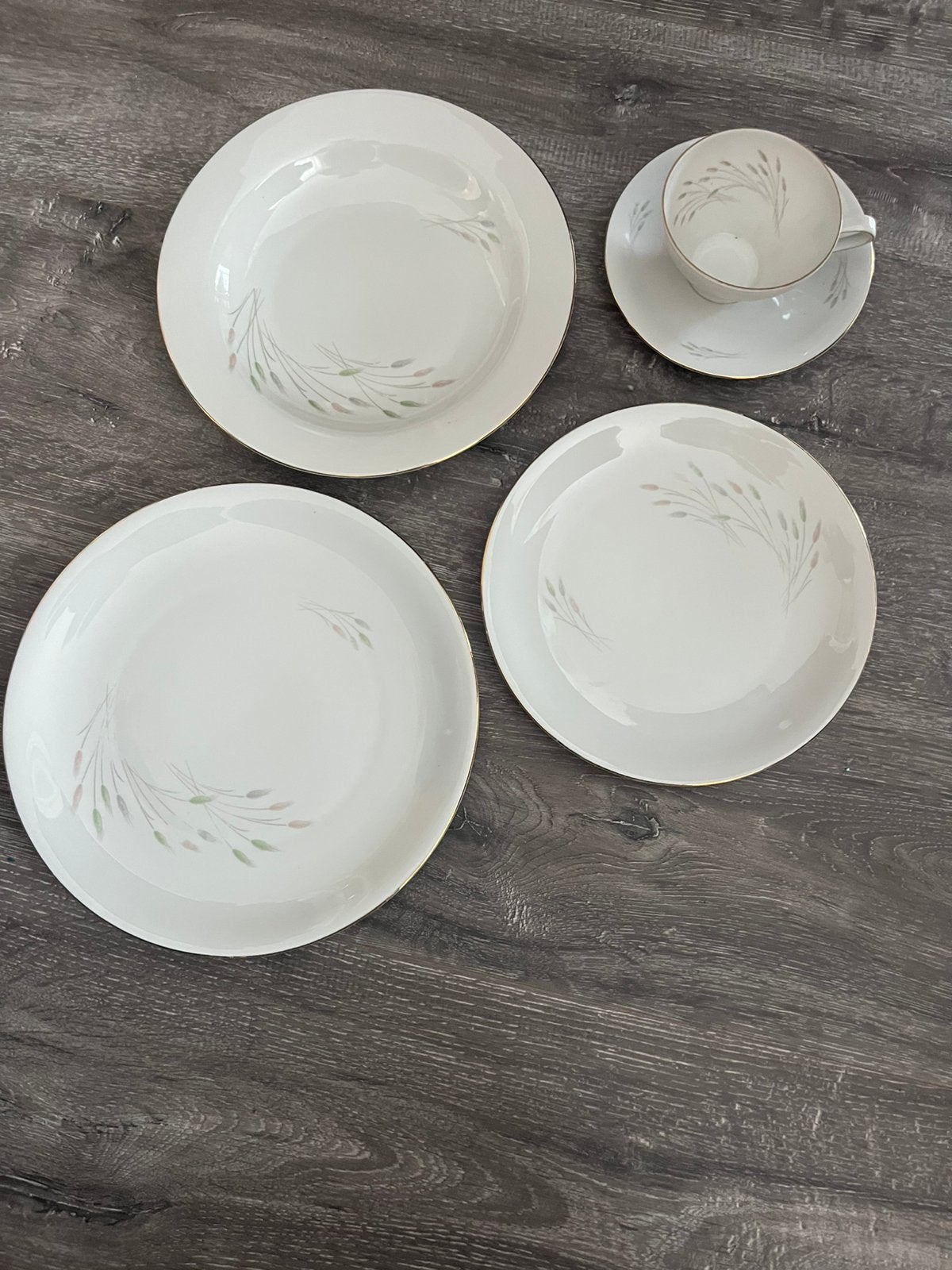 Veel delig servies. Weg  = weg, Ophalen, Zo goed als nieuw, Bord(en), Overige stijlen