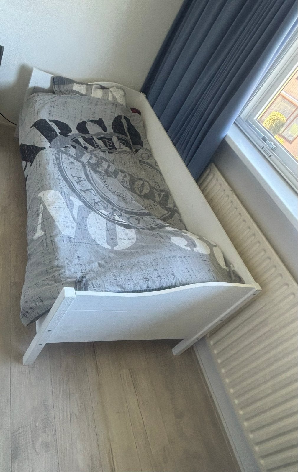 Eenpersoonsbed met lattenbodem - kan nog prima een ronde mee, Huis en Inrichting, Gebruikt, 90 cm, Eenpersoons, Wit