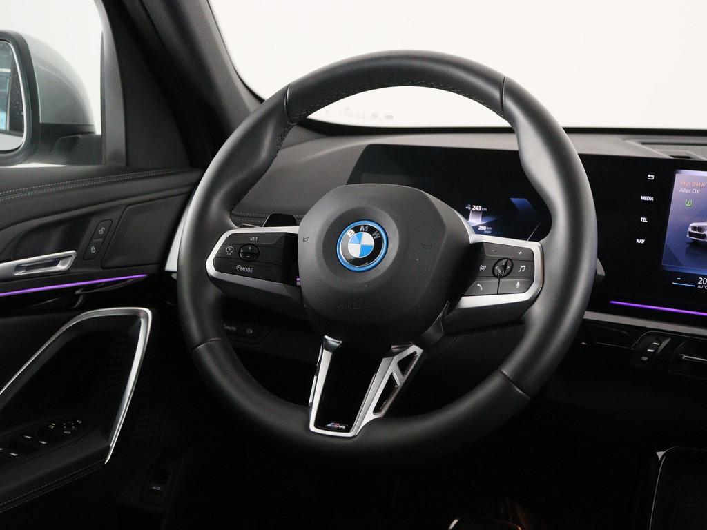 BMW iX1 xDrive30 67 kWh M Sport Edition Accu SoH 100%, Auto's, Gebruikt, Zwart, Met garantie (alle), Vierwielaandrijving