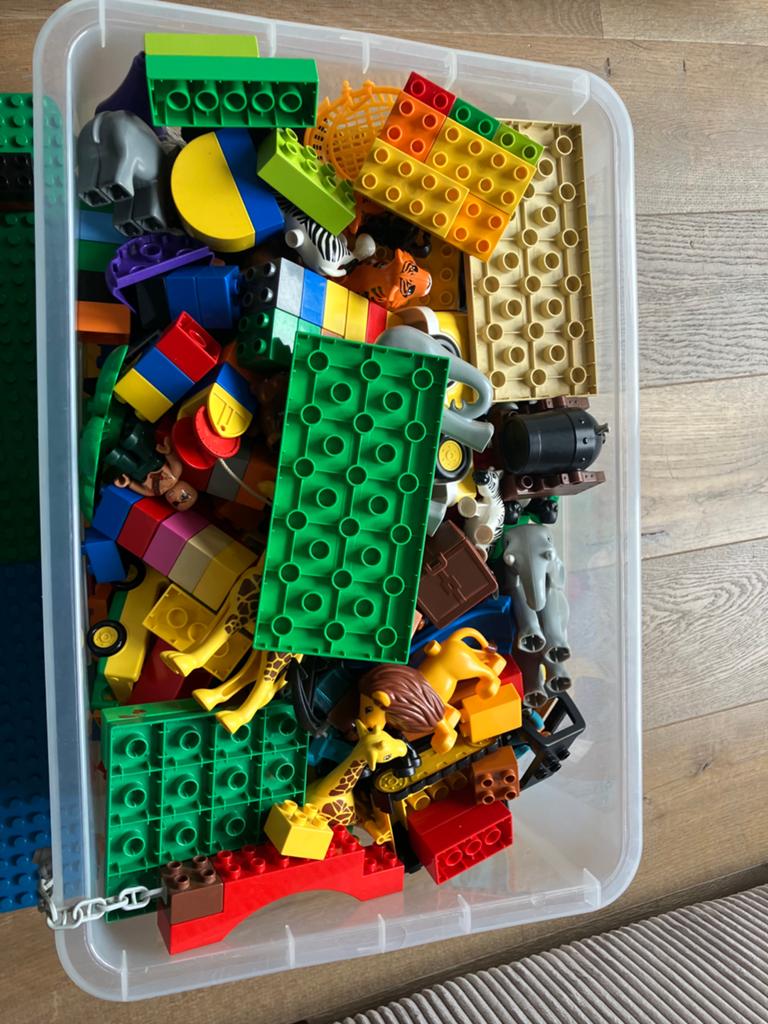 Grote doos vol LEGO Duplo met grondplaten en dieren, Gebruikt, Ophalen of Verzenden, Duplo, Inclusief accessoires
