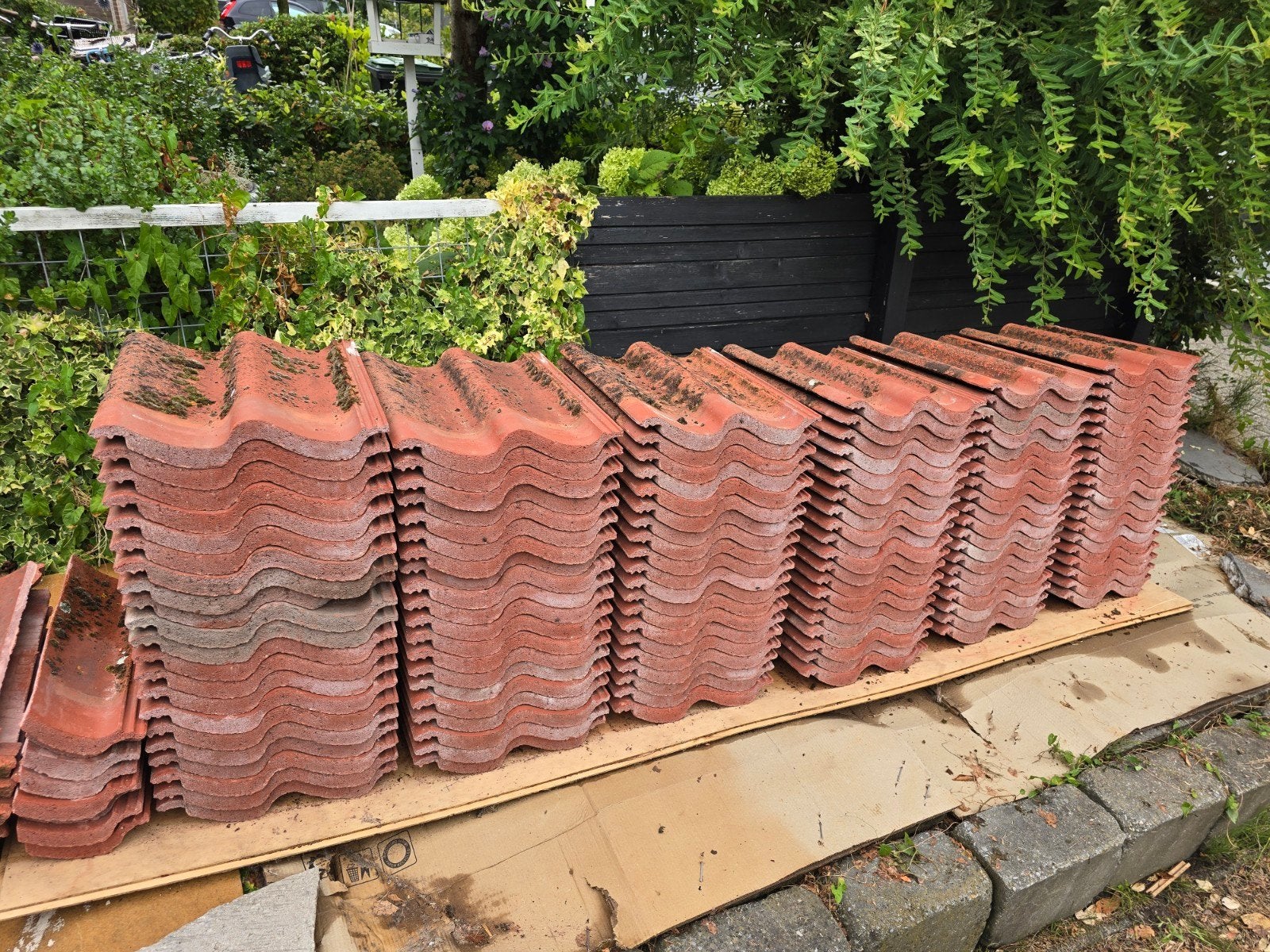 Lafarge Rode dakpannen - 115 stuks + 10 halve stuks, Doe-het-zelf en Verbouw, Dakpannen en Dakbedekking, Ophalen, Steen of Klei