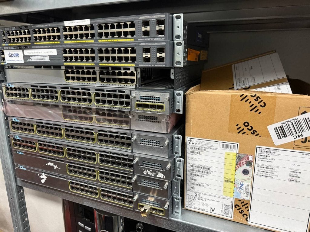 Partij Cisco Switches en onderdelen in 1 koop, Ophalen of Verzenden, Haarlerbergweg 13-19, 1101 CG Amsterdam, Info@cisco.com, Cisco