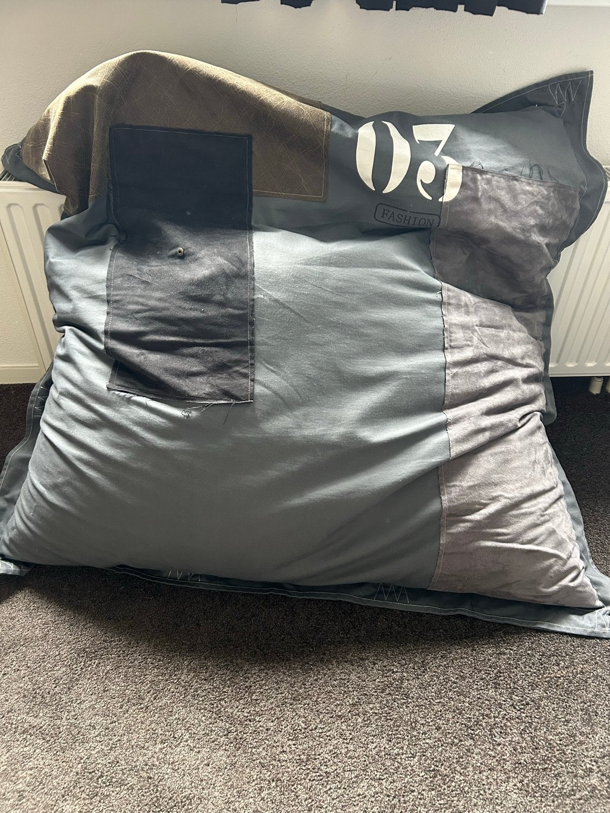 Zitzakken donkergrijs en legergroen - 132x134 cm, Huis en Inrichting, Ophalen, Gebruikt, Grijs, Zitzak