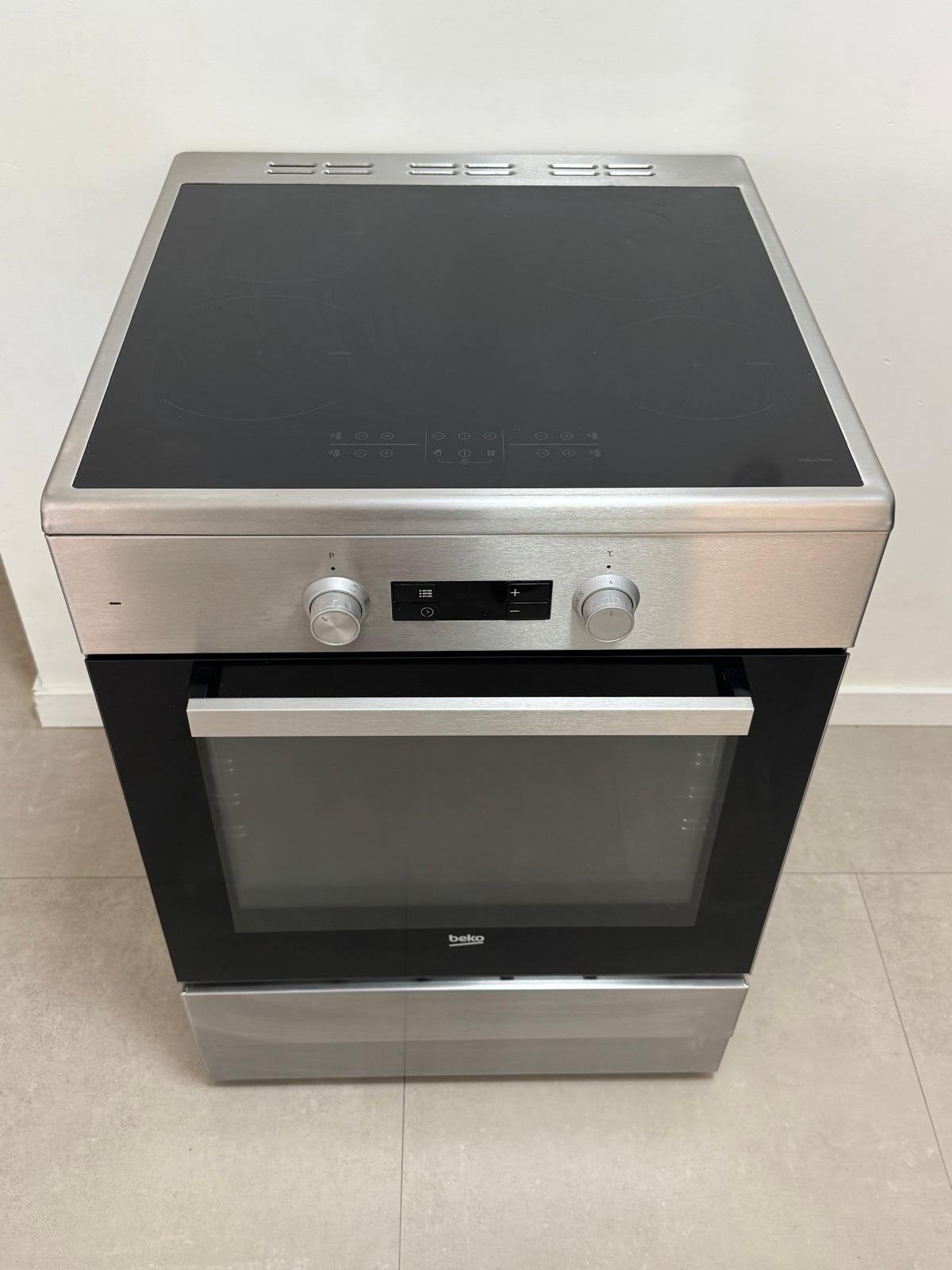 Beko fornuis met keramische kookplaat en elektrische oven, Ophalen, 4 kookzones, Zo goed als nieuw, Inbouw
