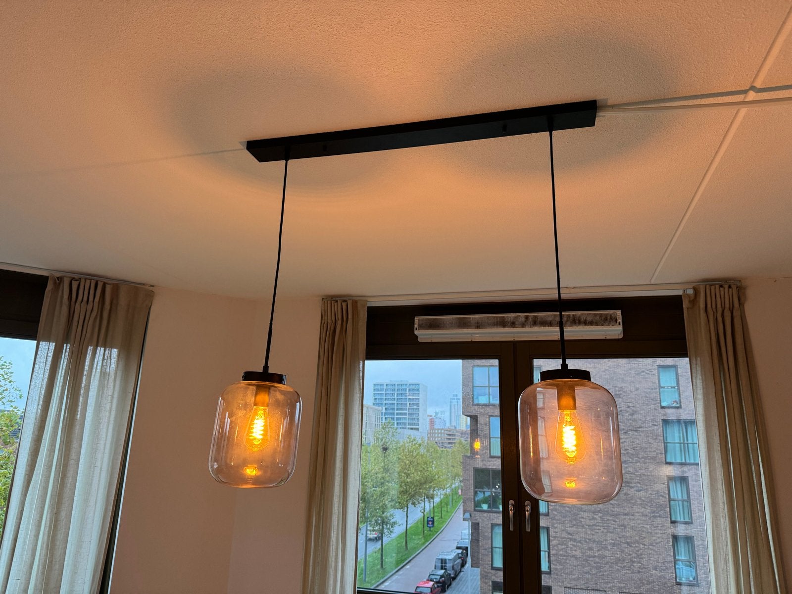 Moderne hanglamp met twee glazen kappen, Ophalen, Zo goed als nieuw, Glas, E27 (groot)