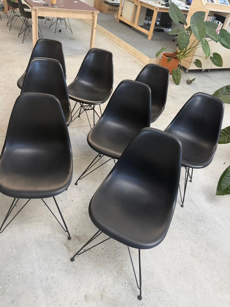 Zwarte design kuipstoelen met metalen onderstel, Ophalen, Kunststof, Gebruikt, Zwart