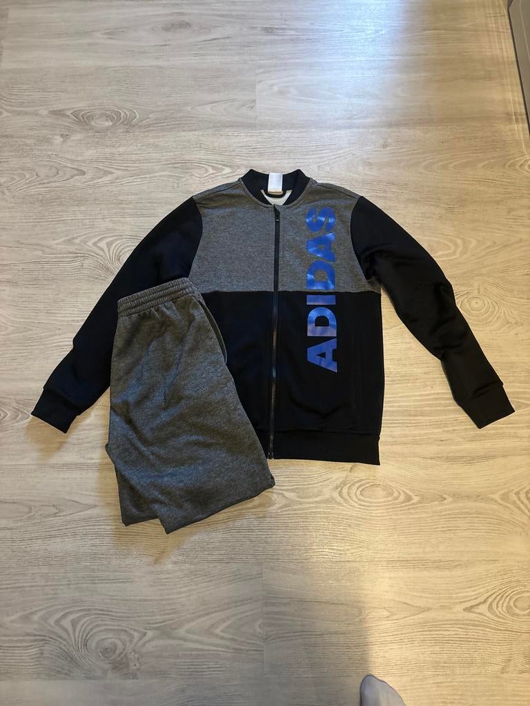 Adidas trainingspak maat 164 - Zwart/Grijs met blauw logo, Ophalen of Verzenden, Zo goed als nieuw, Jongen of Meisje, Setje