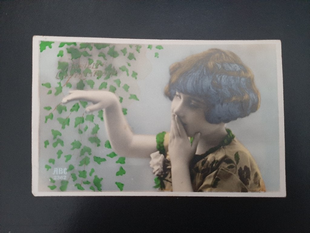 Meisje bij hangplant, ABC kaart, gelopen, 1934 Gouda., Verzenden, 1920 tot 1940, Gelopen