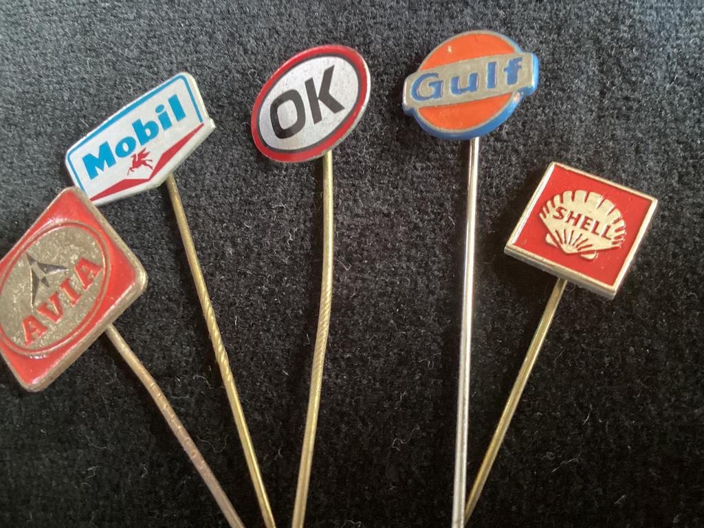 BENZINEMERK  SPELDJES  5. STUKS. € 1,75. PAKJE  NR. 2, Verzamelen, Speldjes, Pins en Buttons, Ophalen of Verzenden, Zo goed als nieuw