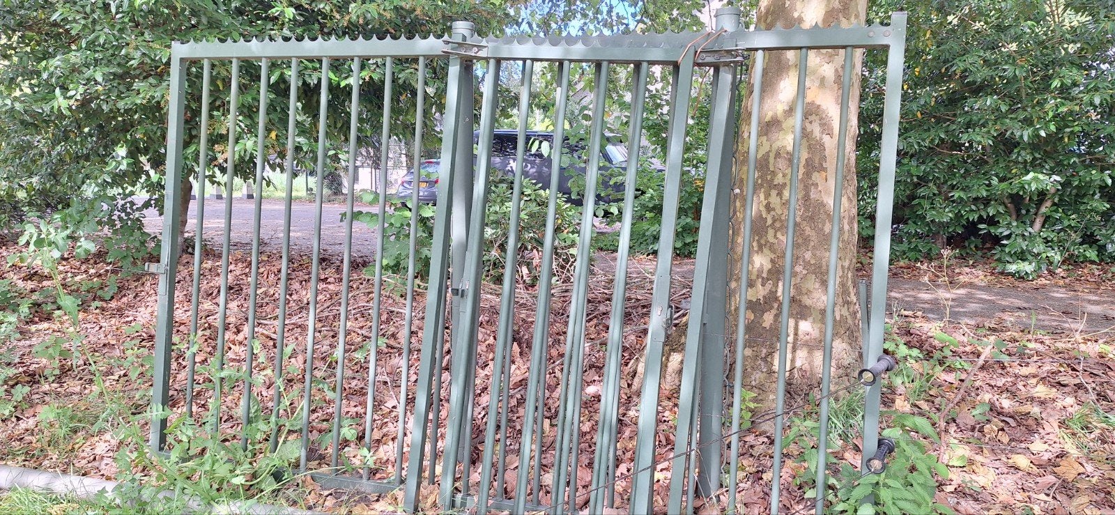 Groot hek van 4 meter breed met palen en betonblokken, Ophalen