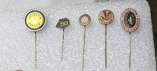 5 verschillende autobanden spelden, 2 emaille, Vredestein, Ophalen of Verzenden, Gebruikt, Overige onderwerpen, Speldje of Pin
