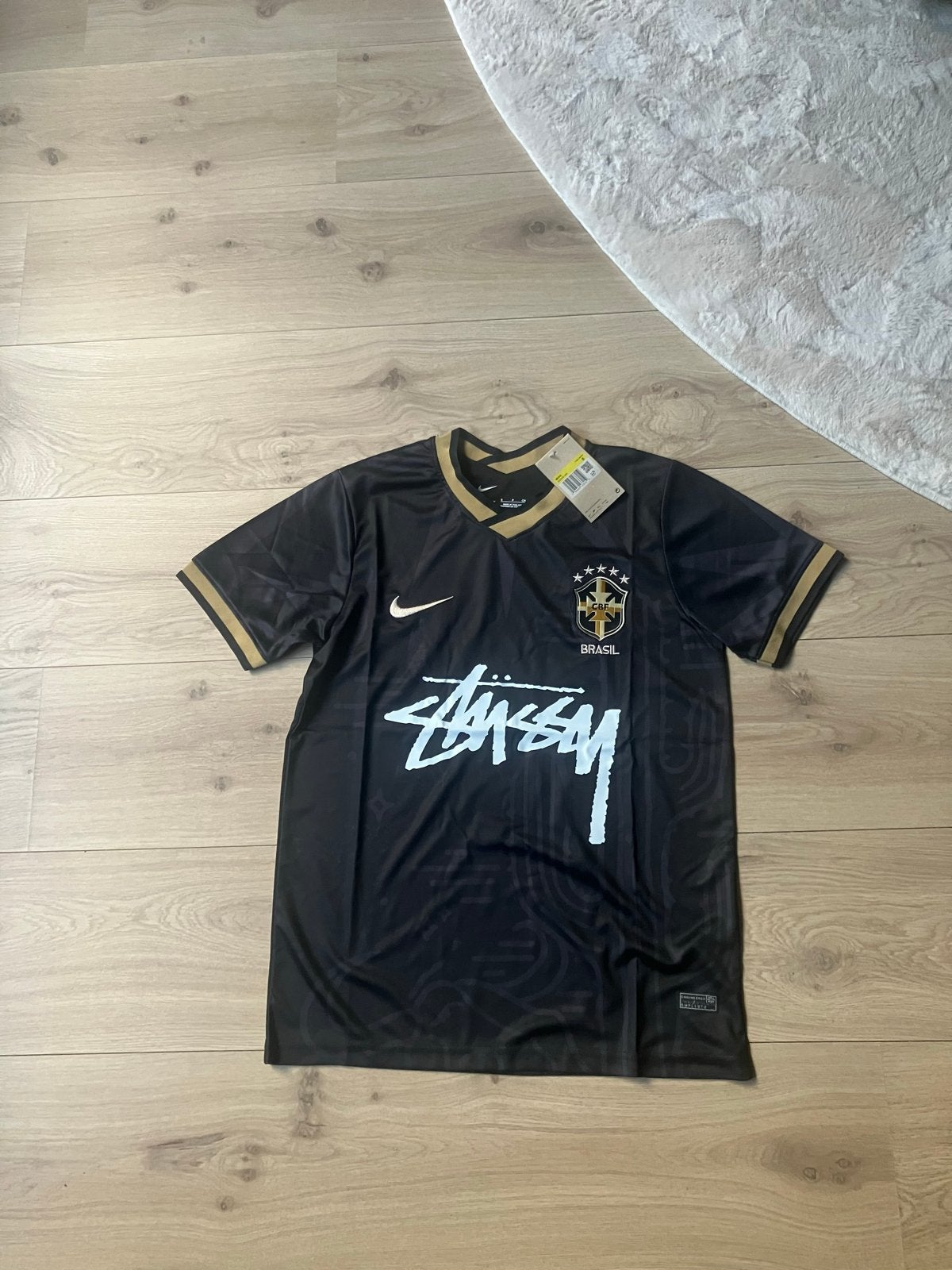 Nike x Stussy Brasil voetbalshirt - Zwart/Goud - Maat S, Verzenden, Nieuw, Maat 46 (S) of kleiner, Zwart
