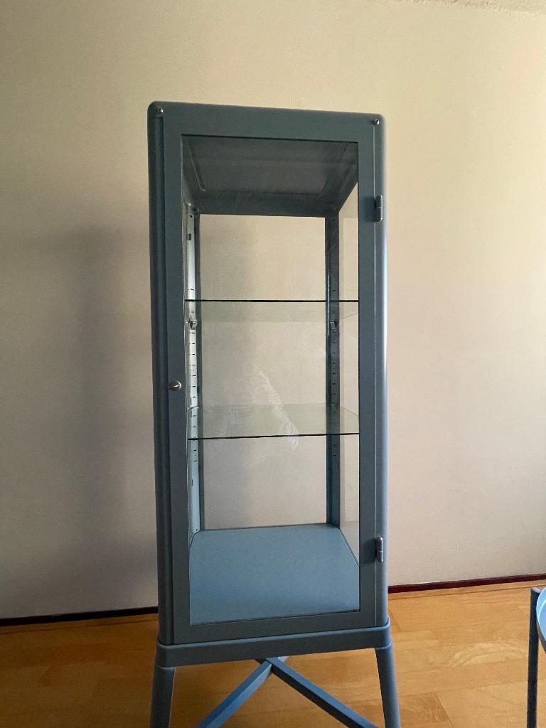 Vitrinekast FABRIKOR - Matblauw-heel goede staat, Huis en Inrichting, Kasten | Vitrinekasten, Ophalen, Met deur(en), 50 tot 100 cm