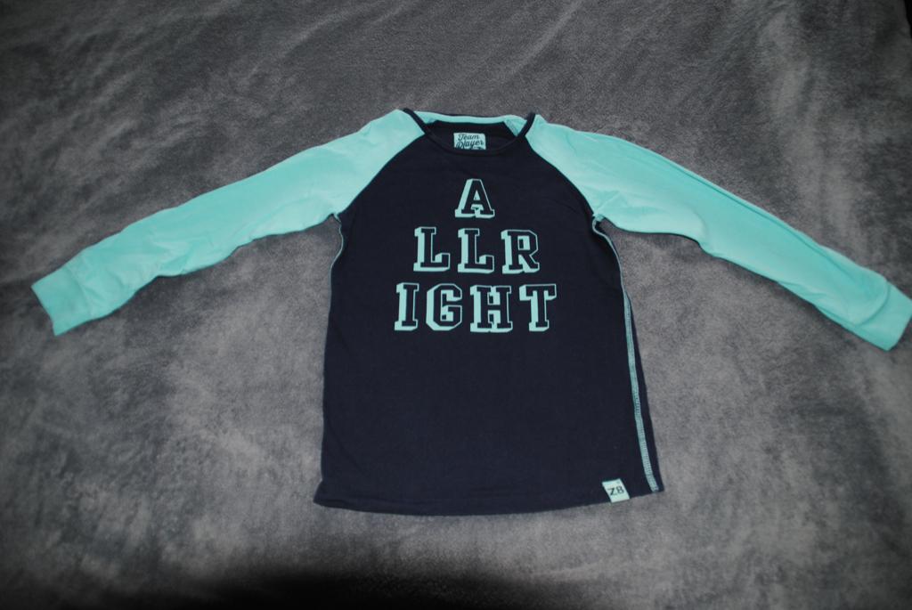 Z8 donkerblauwe longsleeve met groene mouwen en tekst, Z8, Ophalen of Verzenden, Zo goed als nieuw, Shirt of Longsleeve