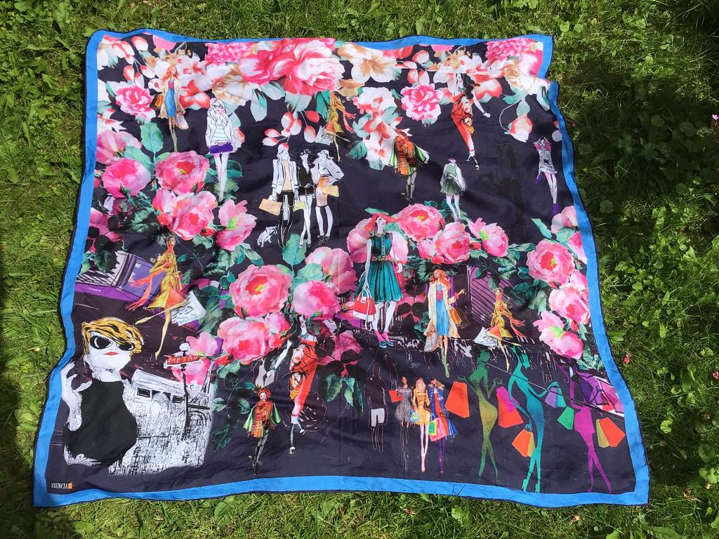 Grote sjaal met jaren 60/70 modelen, zijde., Ophalen of Verzenden, Zo goed als nieuw, Maat 46/48 (XL) of groter, Sjaal